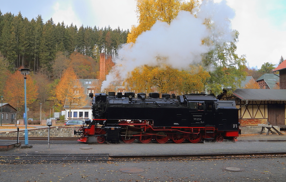 99 234 am 21.10.2018 auf Umsetzfahrt im Bahnhof Alexisbad. Die Aufnahme entstand im Rahmen einer Sonderzugveranstaltung der IG HSB. (Bild 1)