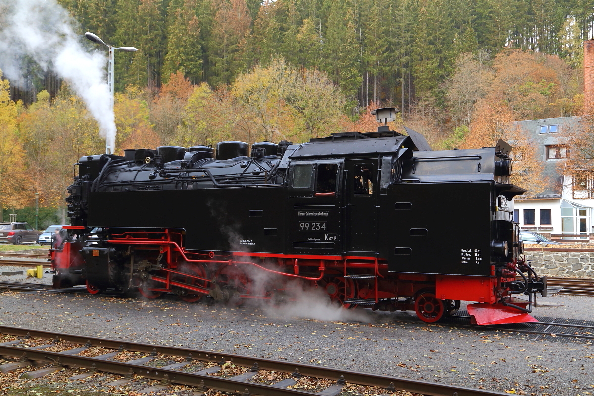 99 234 am 21.10.2018 auf Umsetzfahrt im Bahnhof Alexisbad. Die Aufnahme entstand im Rahmen einer Sonderzugveranstaltung der IG HSB. (Bild 2)