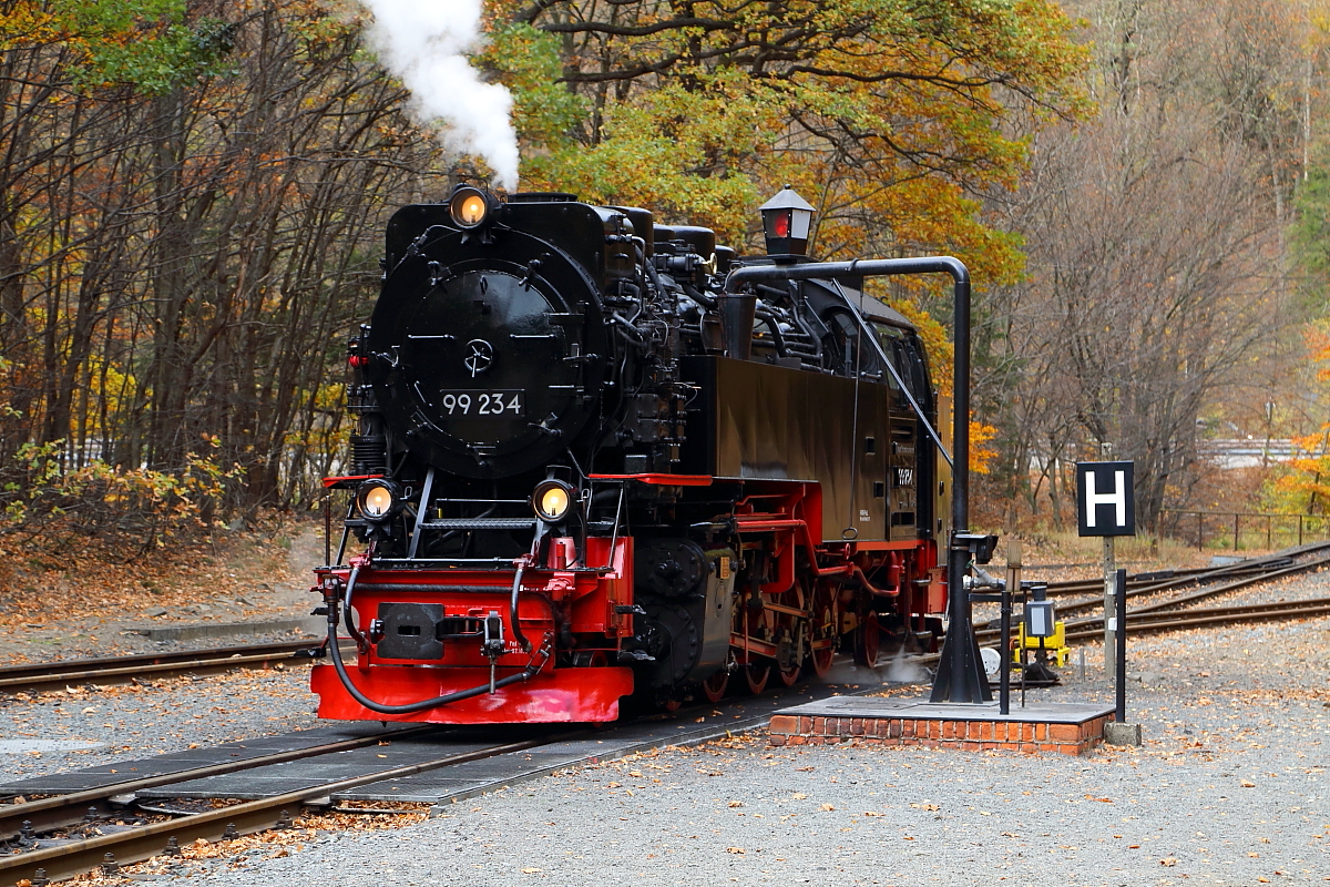 99 234 am 21.10.2018 beim Wasserfassen im Bahnhof Eisfelder Talmühle. (Bild 1) Die Wasserkästen müssen gut gefüllt werden, denn die nächste Gelegenheit dafür besteht erst im Bahnhof Drei Annen Hohne. Bis dorthin steht eine längere Berg- und Talfahrt mit ihrem IG HSB-Sonderzug an. Für Uneingeweihte vielleicht noch eine kurze Bemerkung zu diesem Vorgang: Die Lok besitzt zwei Wasserkästen, jeweils einen links und rechts des Kessels. Beim Wasserfassen spielt es keine Rolle, in welchen von beiden das Wasser strömt , denn beide sind unterhalb des Kessels mit einer Rohrleitung verbunden, sodaß aufgrund des sogenannten  U-Rohr-Prinzips  immer beide Wasserkästen gleichzeitig befüllt werden.