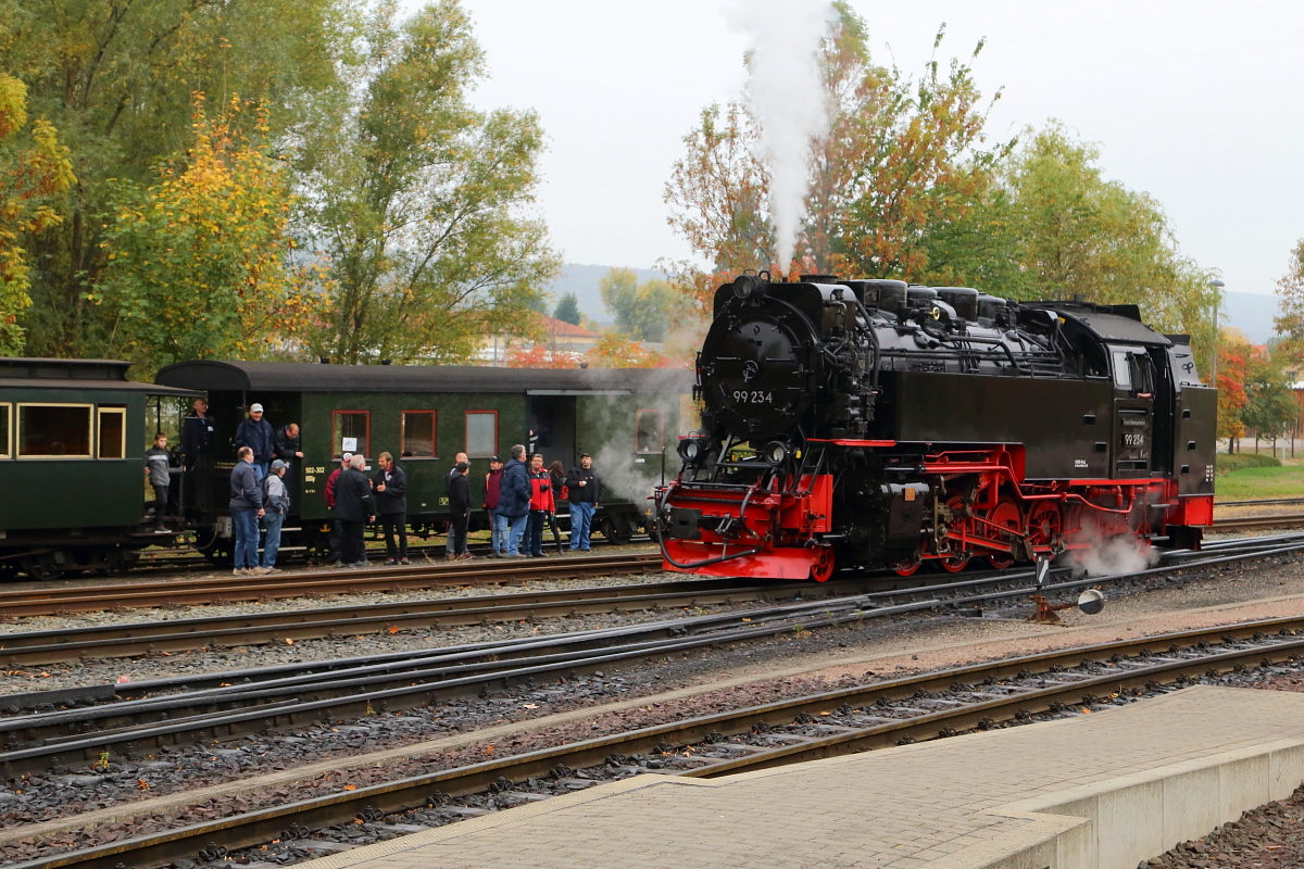 99 234 am Morgen des 21.10.2018 auf Rangierfahrt im Bahnhof Gernrode. Sie wird gleich den hinten stehenden IG HSB-Sonderzug aus dem Abstellgleis ziehen, dann ans andere Ende des Zuges umsetzen und ihn daraufhin am Bahnsteig bereitstellen.