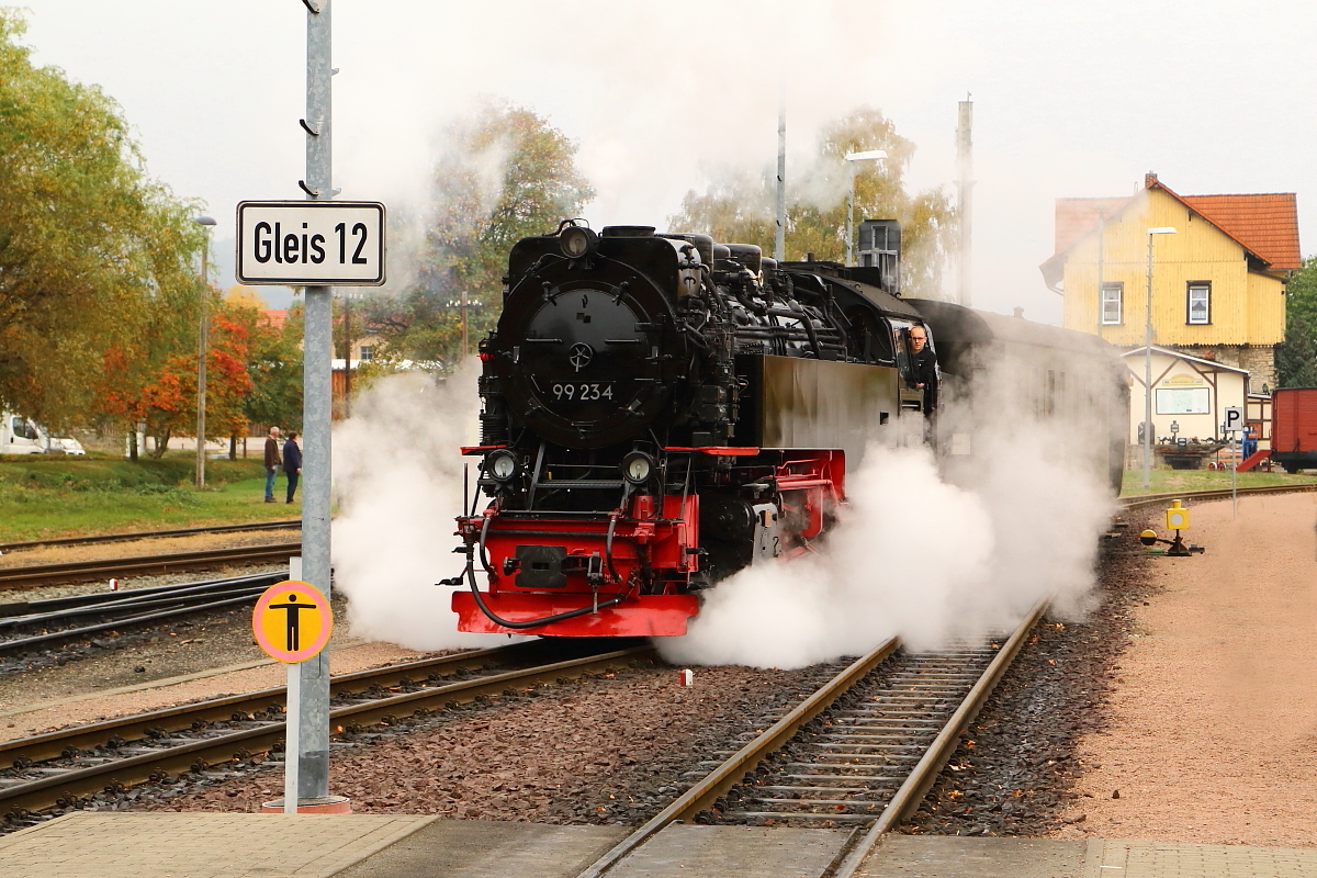 99 234 am Morgen des 21.10.2018 beim Bereitstellen des IG HSB-Sonderzuges im Bahnhof Gernrode. Die Fahrt führt heute über Alexisbad, Stiege, Eisfelder Talmühle und Drei Annen Hohne nach Wernigerode, wo der Zug am Vortag gestartet ist. Die dabei in Alexisbad und Benneckenstein aus dem Zugverband rangierten Güterwagen werden im Rahmen der heutigen Fahrt wieder  eingesammelt , sodass der Zug dann als PmG in Wernigerode eintreffen wird, ganz so, wie er den dortigen Bahnhof am 20.10. 2018 verlassen hat.