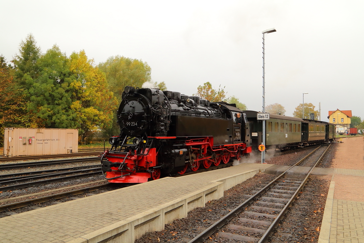 99 234 am Morgen des 21.10.2018 beim Bereitstellen des IG HSB-Sonderzuges im Bahnhof Gernrode.