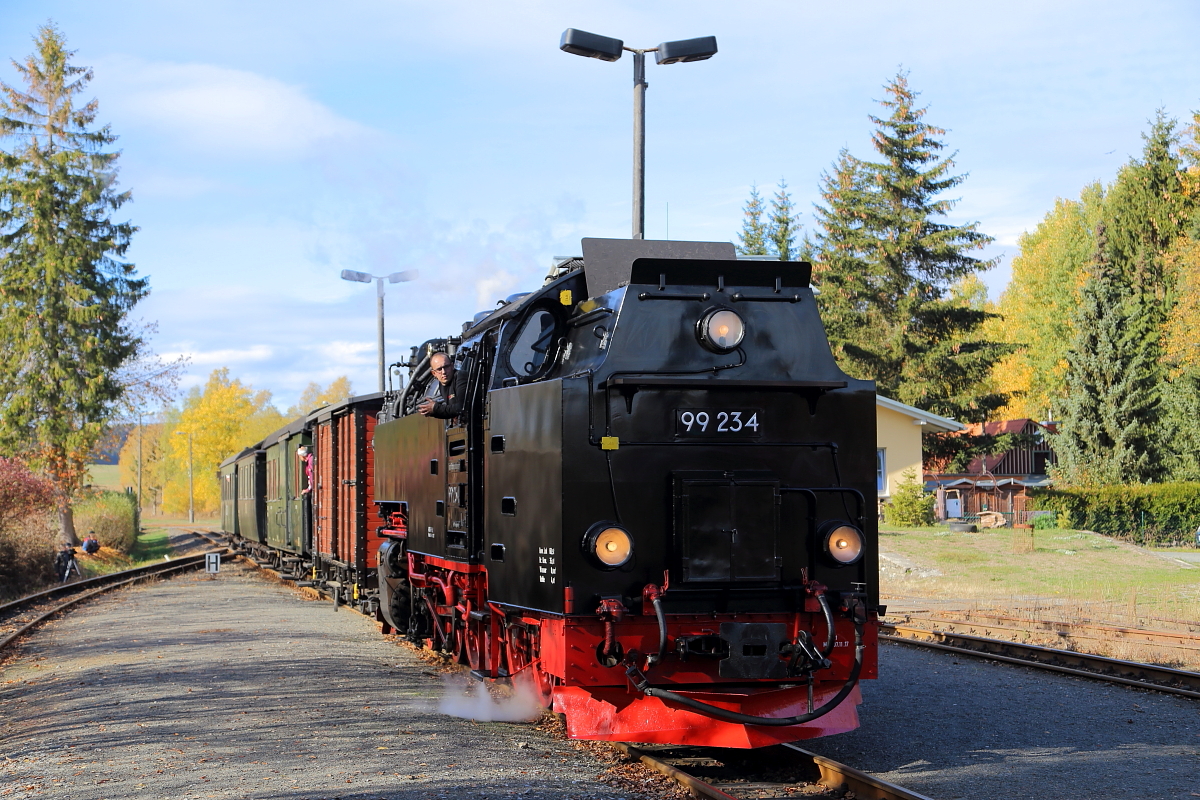 99 234 hat am 20.10.2018 mit ihrem IG HSB-Sonder-PmG gerade die Stieger Wendeschleife durchfahren und rollt nun wieder in den Bahnhof ein. (Bild 2)