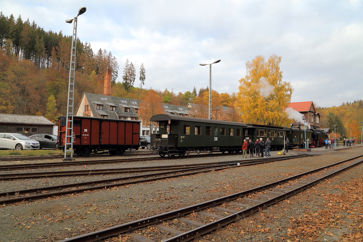 99 234 hat am 20.10.2018 im Bahnhof Alexisbad einen Güterwagen auf`s Abstellgleis rangiert, dann wieder an ihren Sonderzug der IG HSB angekuppelt und zieht diesen jetzt zum Einsteigen der Fahrgäste zum Bahnsteig. Danach geht es weiter in Richtung Gernrode.