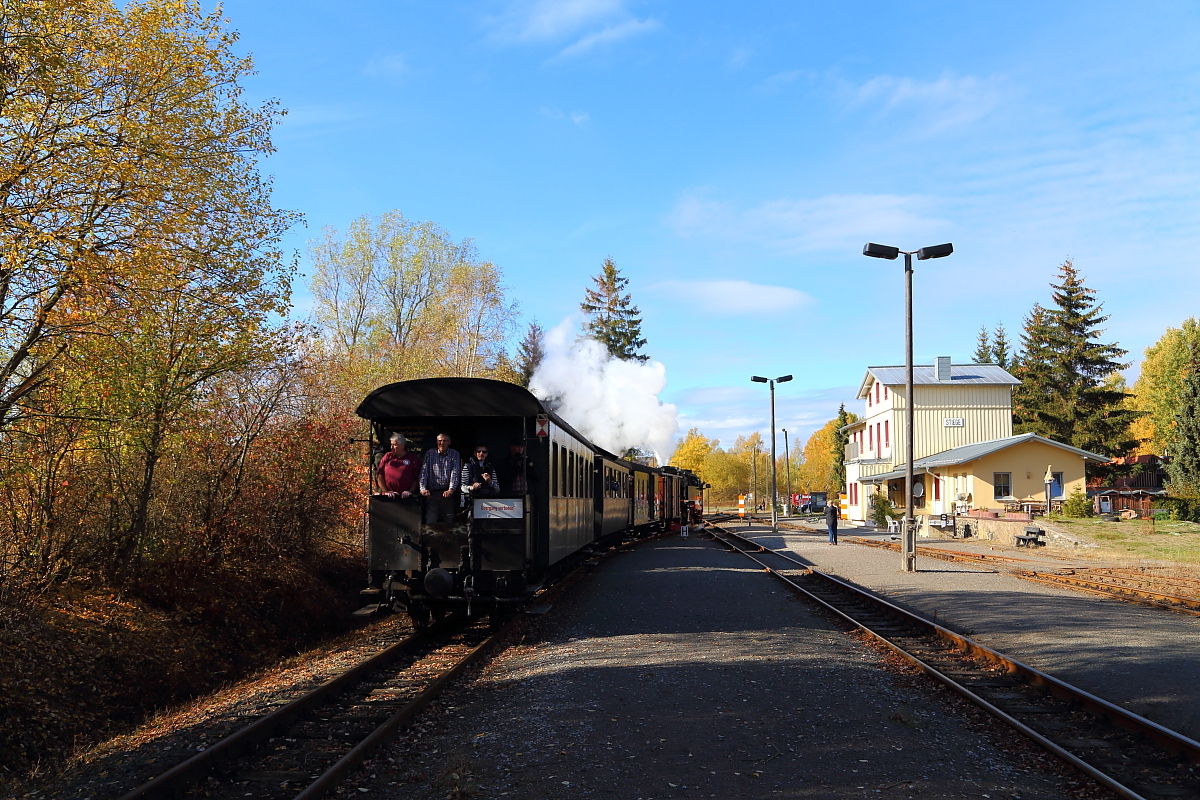99 234 mit IG HSB-Sonder-PmG am 20.10.2018 beim Verlassen des Bahnhofes Stiege, zur obligatorischen Fotofahrt durch die Wendeschleife des Bahnhofes, welche in dieser Form wohl ziemlich einzigartig ist.