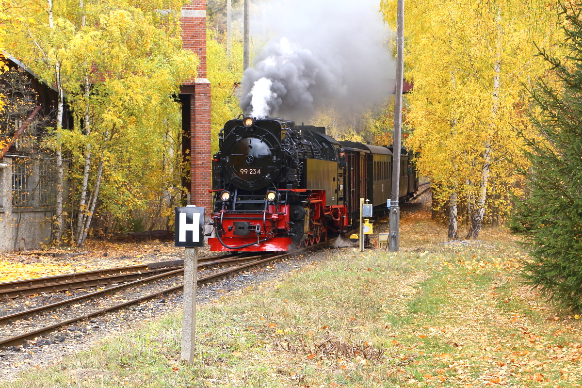 99 234 mit IG HSB-Sonder-PmG am 21.10.2018 bei der Einfahrt in den Haltepunkt Silberhütte/Anhalt. (Bild 1)