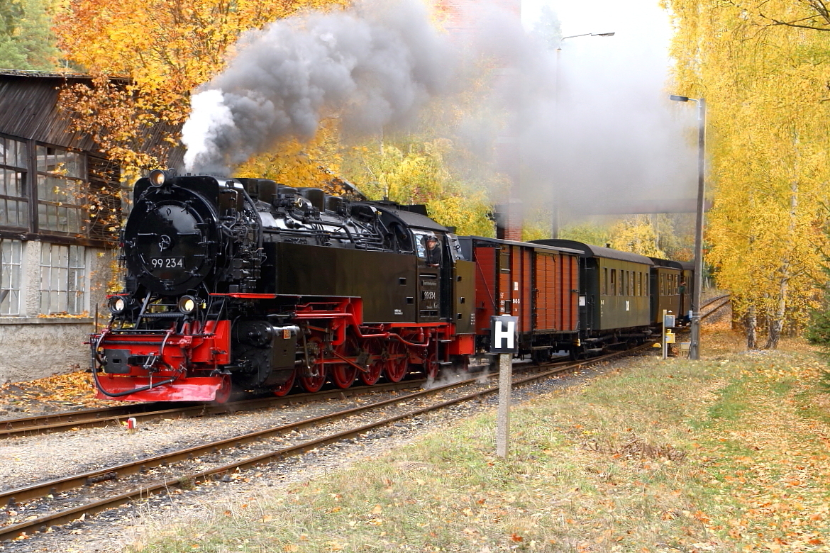 99 234 mit IG HSB-Sonder-PmG am 21.10.2018 bei der Einfahrt in den Haltepunkt Silberhütte/Anhalt. (Bild 2)