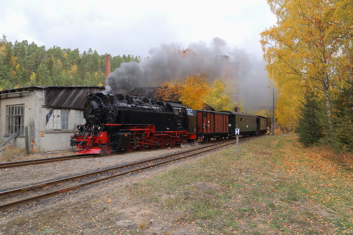 99 234 mit IG HSB-Sonder-PmG am 21.10.2018 bei der Einfahrt in den Haltepunkt Silberhütte/Anhalt. (Bild 3)