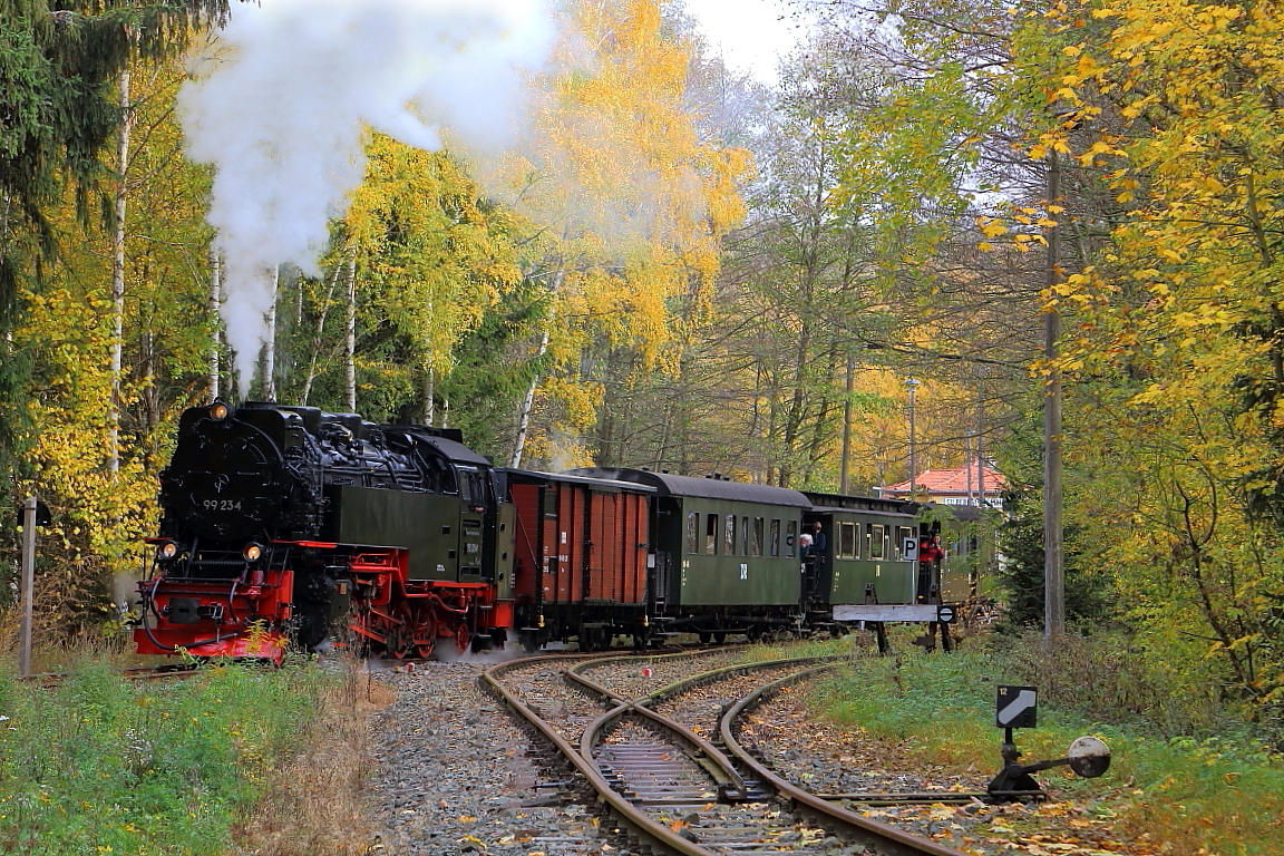 99 234 mit IG HSB-Sonder-PmG am 21.10.2018 kurz nach Verlassen des Haltepunktes Silberhütte/Anhalt. (Bild 1)