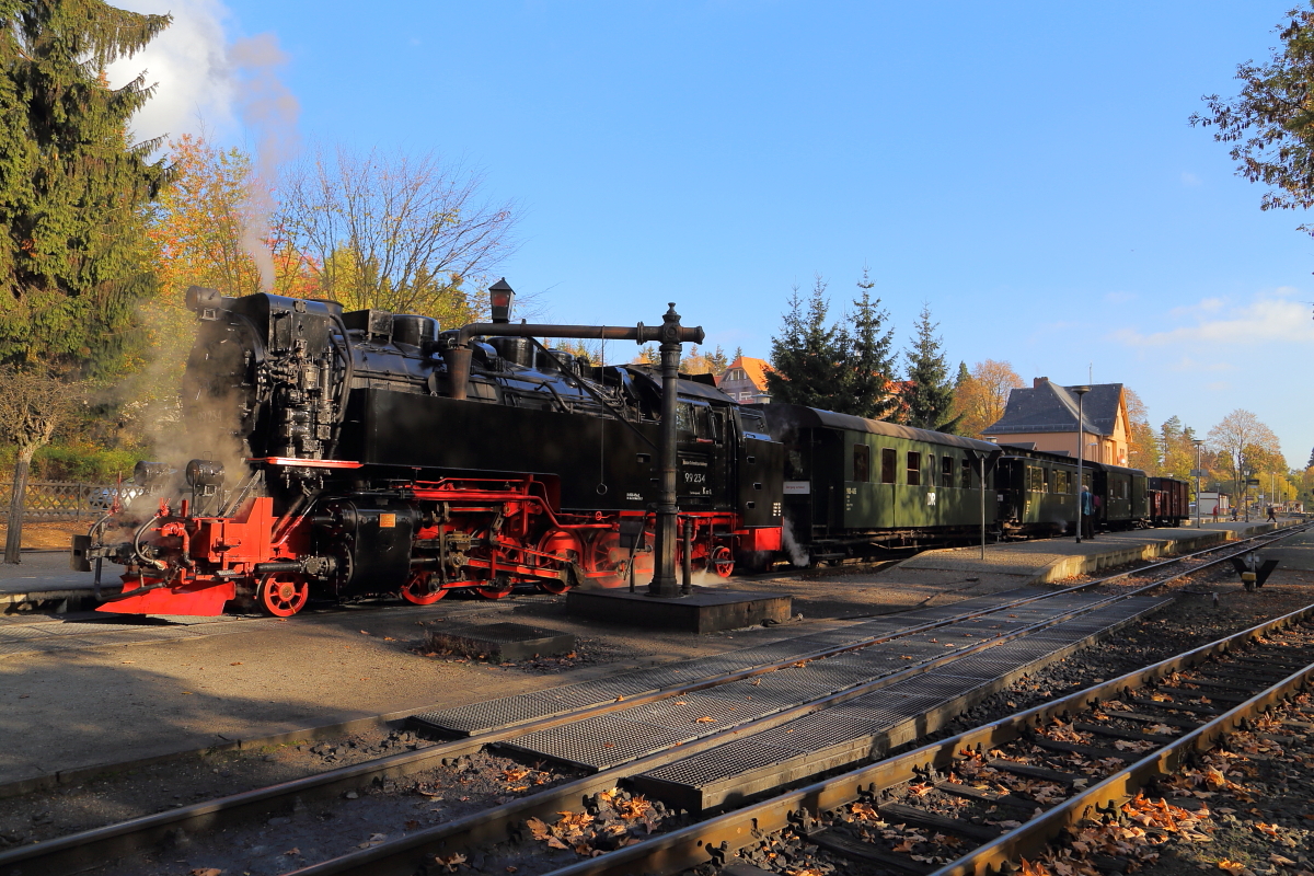 99 234 mit IG HSB-Sonderzug am 20.10.2018 beim Wasserfassen in Drei Annen Hohne.