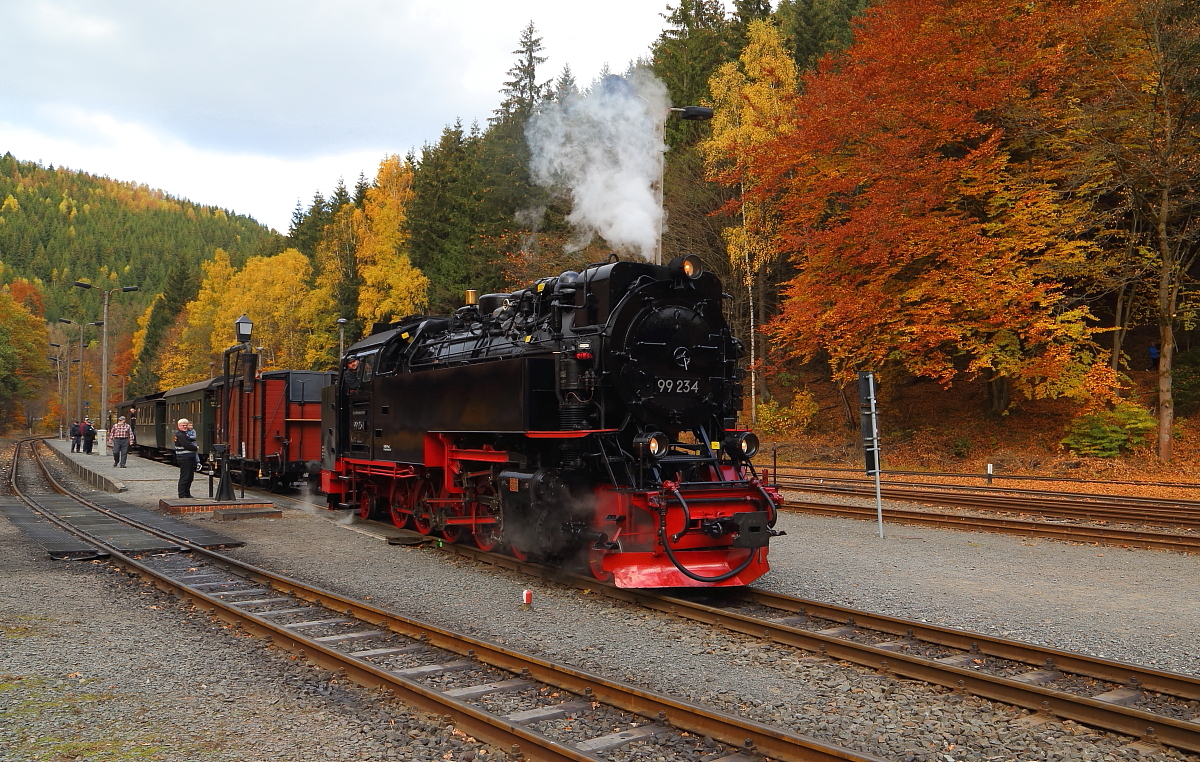 99 234 wurde am 21.10.2018 im Bahnhof Eisfelder Talmühle gerade von ihrem IG HSB-Sonder-PmG abgekuppelt und setzt sich nun in Bewegung, um ans andere Ende des Zuges umzusetzen.