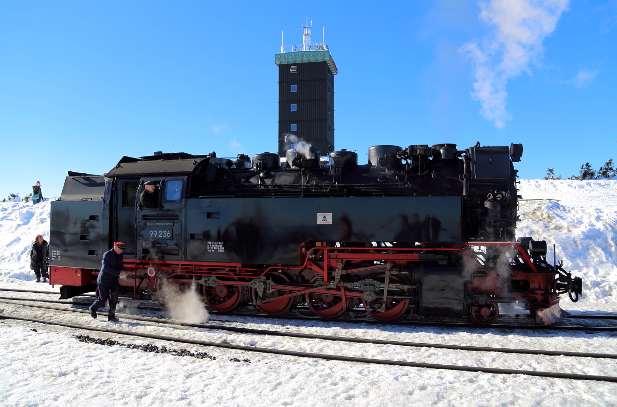 99 236 am 13.02.2015 beim Umsetzen im Brockenbahnhof. (Bild 2) Hier befindet sich die Maschine bereits wieder auf Gleis 1 und fährt langsam an ihren Zug zum Ankuppeln heran.