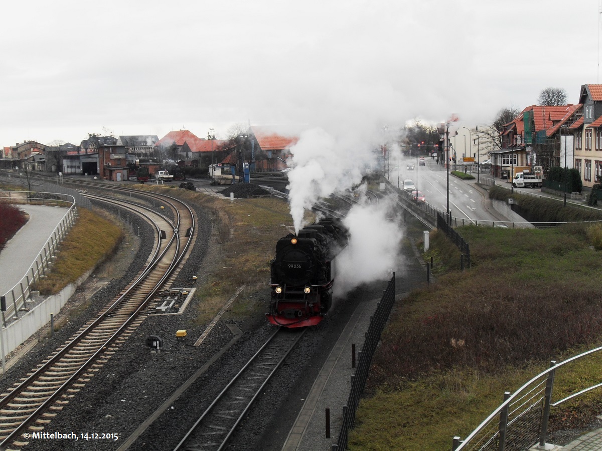 99 236 begibt sich am 14.12.2015 von der Est. Wernigerode aus an ihren bereits bereitgestellten Zug um Richtung Brocken auszufahren.