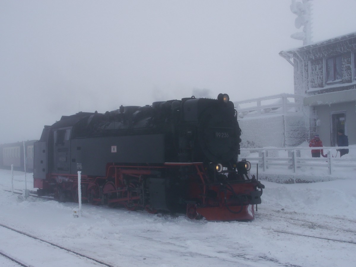 99 236 beim Umsetzen, Bahnhof Brocken (im Winternebel); 27.01.2015
