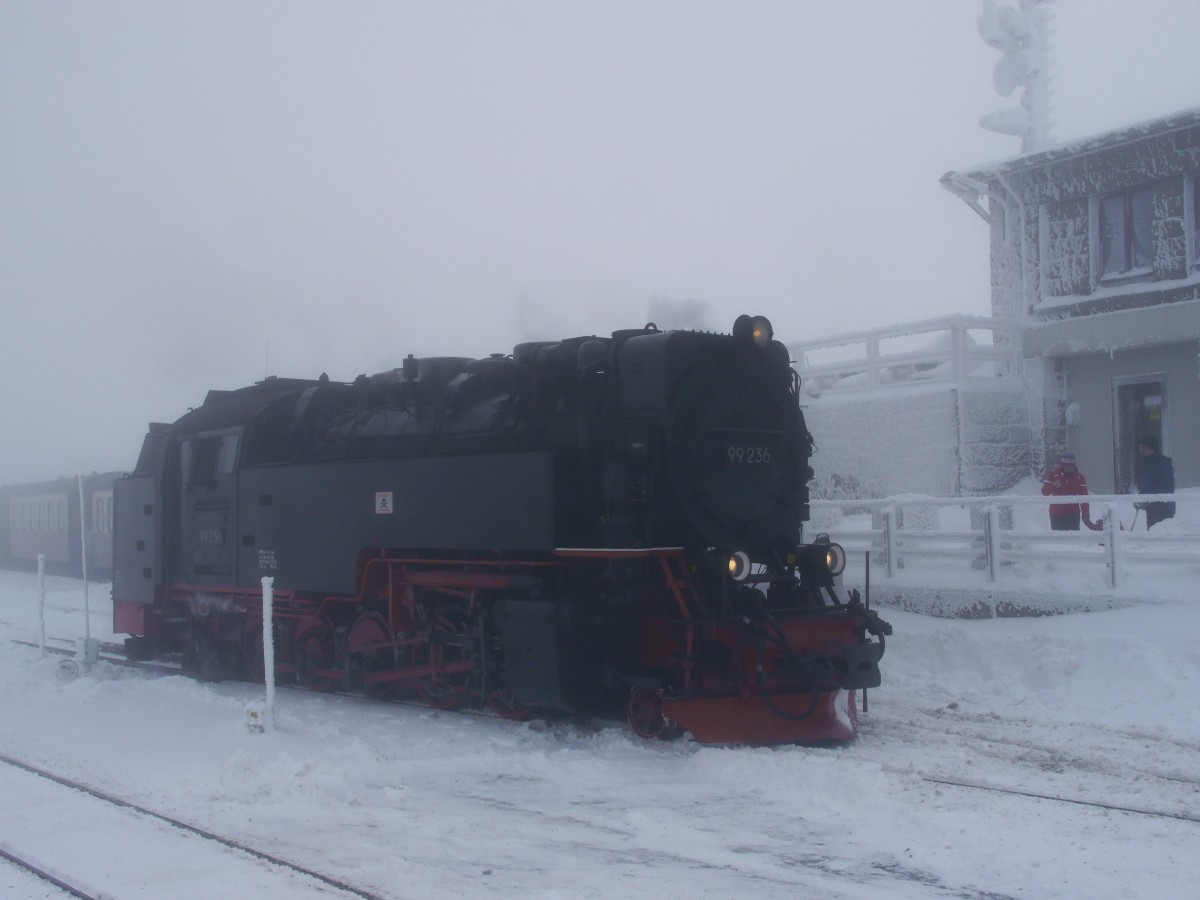 99 236 beim Umsetzen, Bahnhof Brocken (im Winternebel); 27.01.2015
