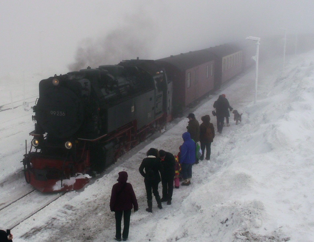 99 236 in dichtem Nebel mit dem Zug 8920 bei Einfahrt auf dem Bahnhof Brocken; 27.01.2015
