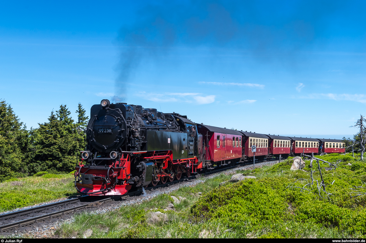 99 236 erreicht am 1. Juni 2017 mit ihrem Personenzug aus Wernigerode den Brocken.