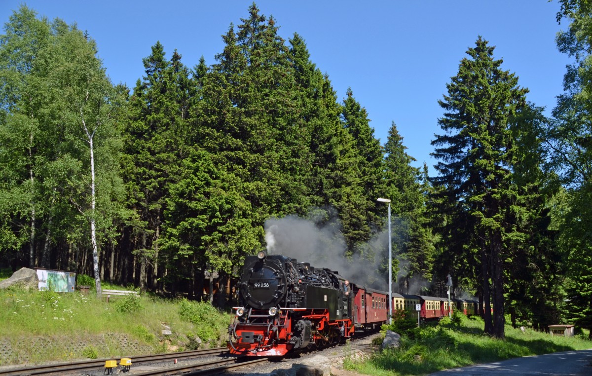99 236 erreicht mit einem Personenzug aus Drei-Annen-Hohne am 01.07.15 den Bahnhof Schierke.
