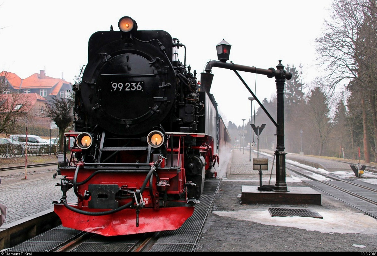 99 236 der Harzer Schmalspurbahnen GmbH (HSB) als P 8933 von Wernigerode nach Bahnhof Brocken steht im Bahnhof Drei Annen Hohne zum Wasserfassen und wird von zahlreichen Fotografen festgehalten. [10.3.2018 | 10:25 Uhr]