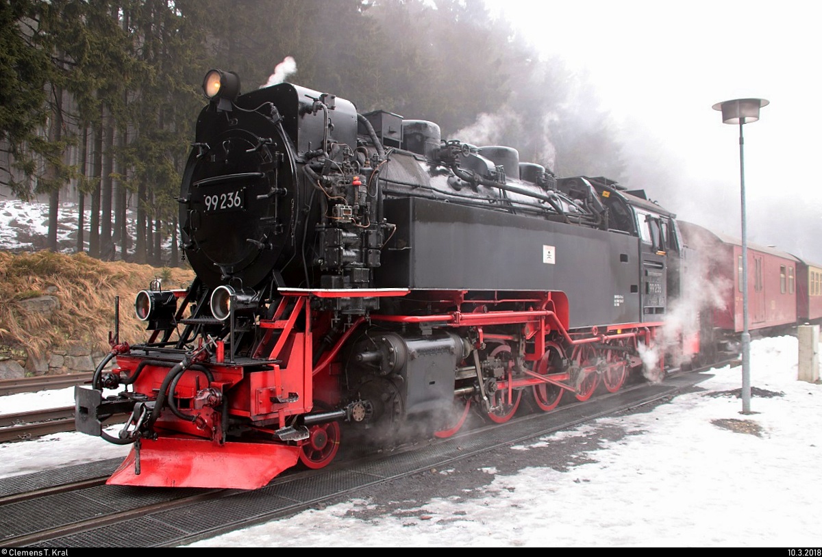 99 236 der Harzer Schmalspurbahnen GmbH (HSB) als P 8933 von Wernigerode nach Bahnhof Brocken steht im Bahnhof Schierke. Hier wurde es bereits deutlich nebliger. [10.3.2018 | 10:49 Uhr]