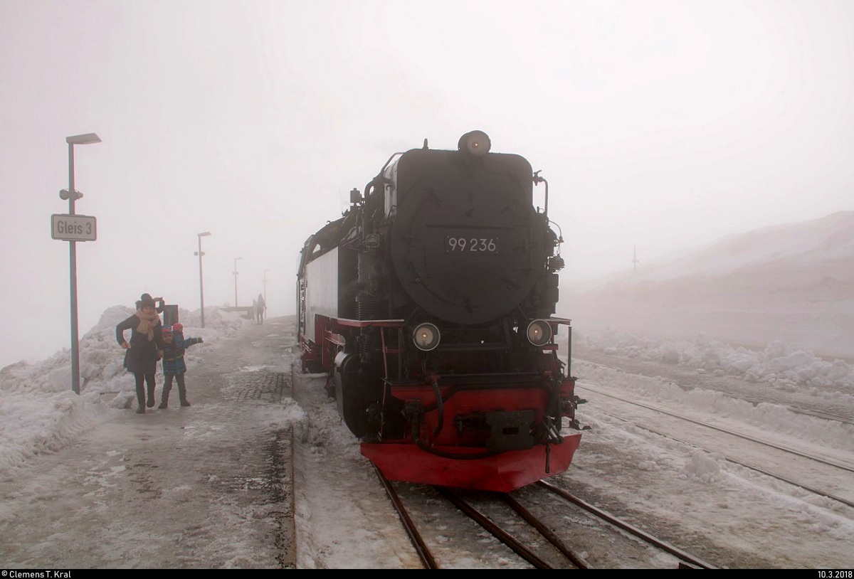 99 236 der Harzer Schmalspurbahnen GmbH (HSB) als P 8933 von Wernigerode hat ihren Endbahnhof Brocken auf Gleis 3 bei dichtem Nebel erreicht. [10.3.2018 | 11:30 Uhr]