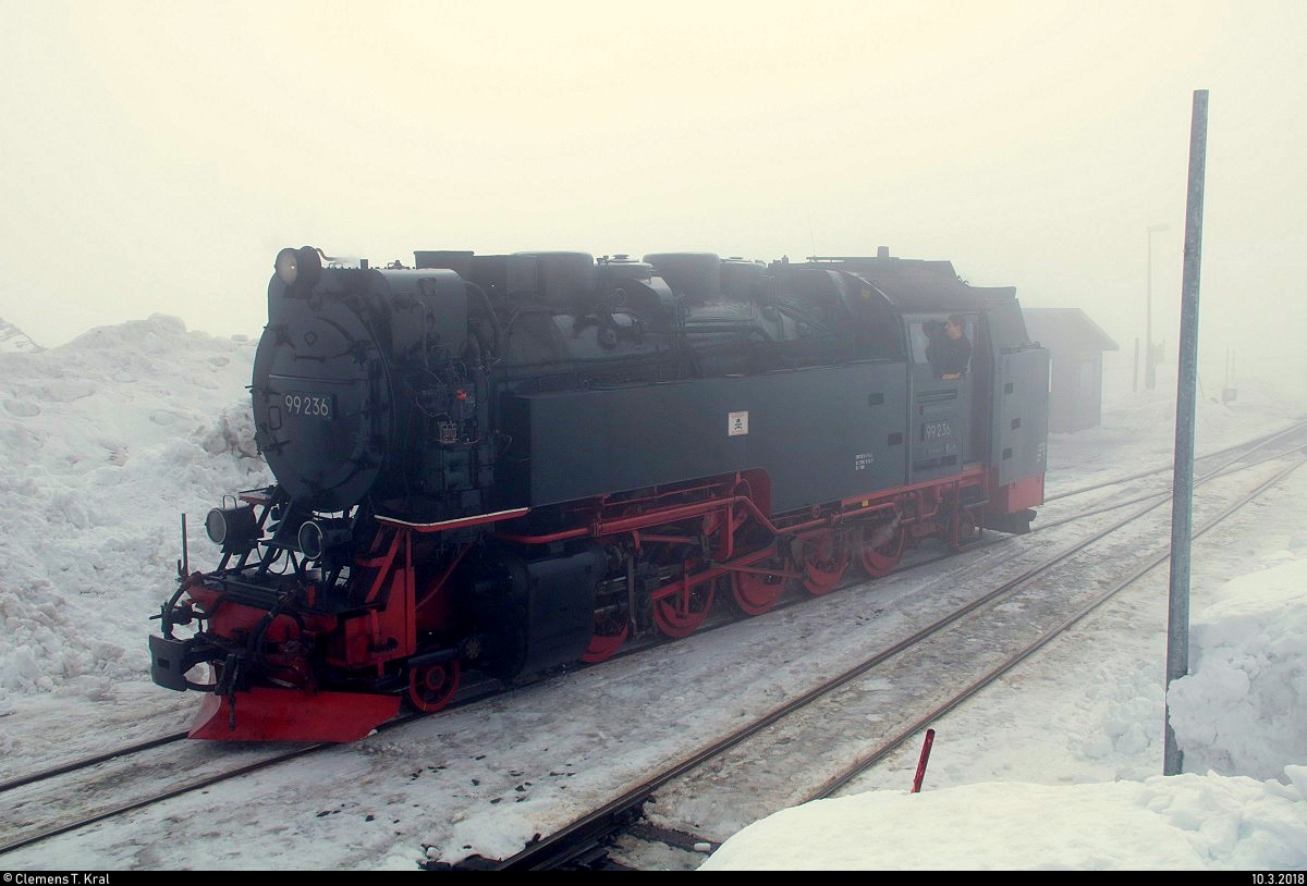 99 236 der Harzer Schmalspurbahnen GmbH (HSB) rangiert im Bahnhof Brocken, um an P 8932 nach Wernigerode auf Gleis 3 anzukuppeln. [10.3.2018 | 11:35 Uhr]