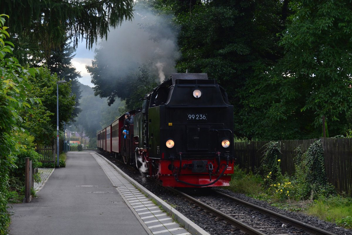99 236 kam langsam mit dem P8904 angerollt und musste am Signal auf Fahrt warten.

Wernigerode 08.06.2017

