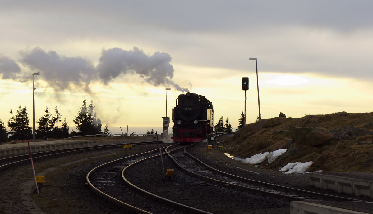 99 236 macht sich bereit für die Rückfahrt nach Wernigerode und fährt an das andere Ende des Zuges.
Brocken, 20. Dezember 2015