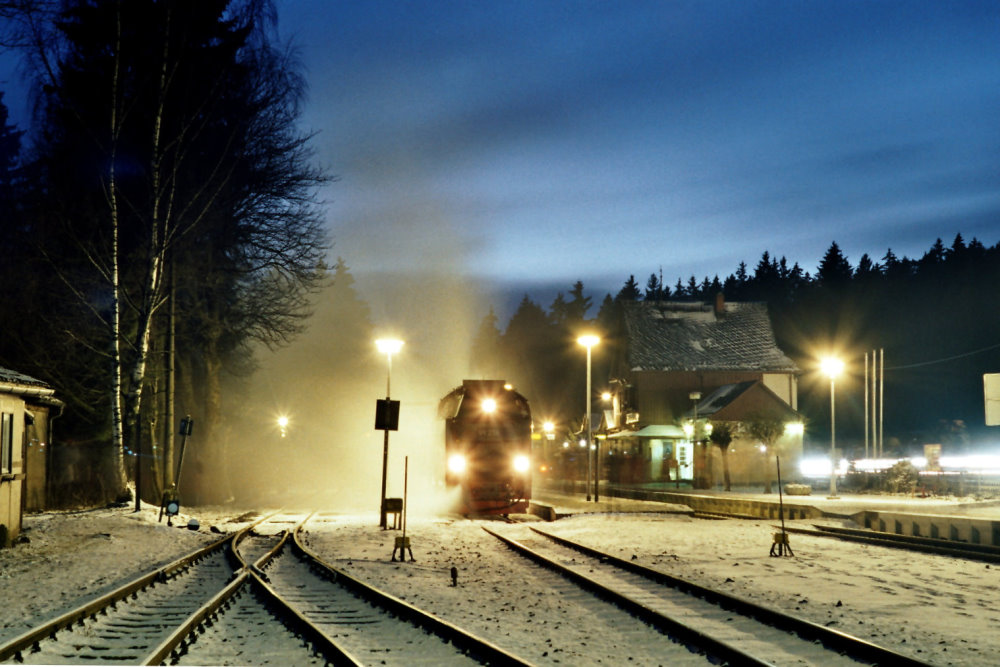 99 236 mit dem letzten Zug vom Brocken am 28.12.2014 im Bahnhof Drei-Annen-Hohne. Das Foto wurde mit einer Praktica PL nova I von 1970 gemacht. Belichtungszeit knapp 2 Minuten bei Blende 11.