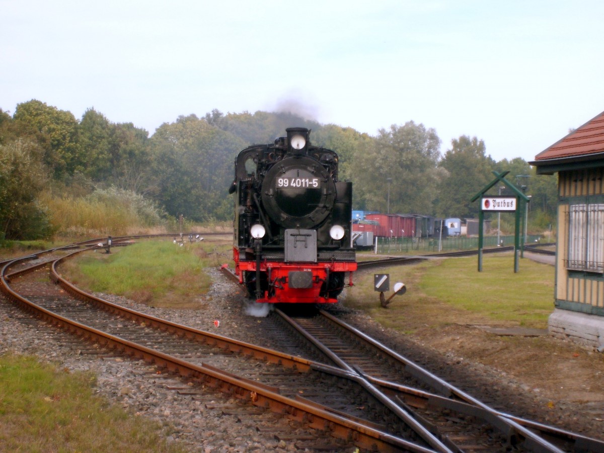 99 4011-5 am 4.10.2013 im Bahnhof Putbus / Rgen.
An dieser Stelle kreuzen sich die Schmalspurgleise des Rasenden Rolands mit den Normalspurgleisen , auf denen der Triebwagen der PRESS zwischen Bergen und Lauterbach verkehrt.