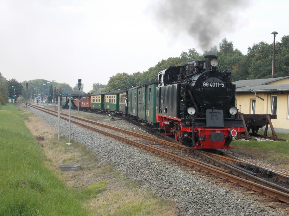 99 4011 kam am 07.September 2014 als Schlußlok von Lauterbach Mole in Putbus an.
