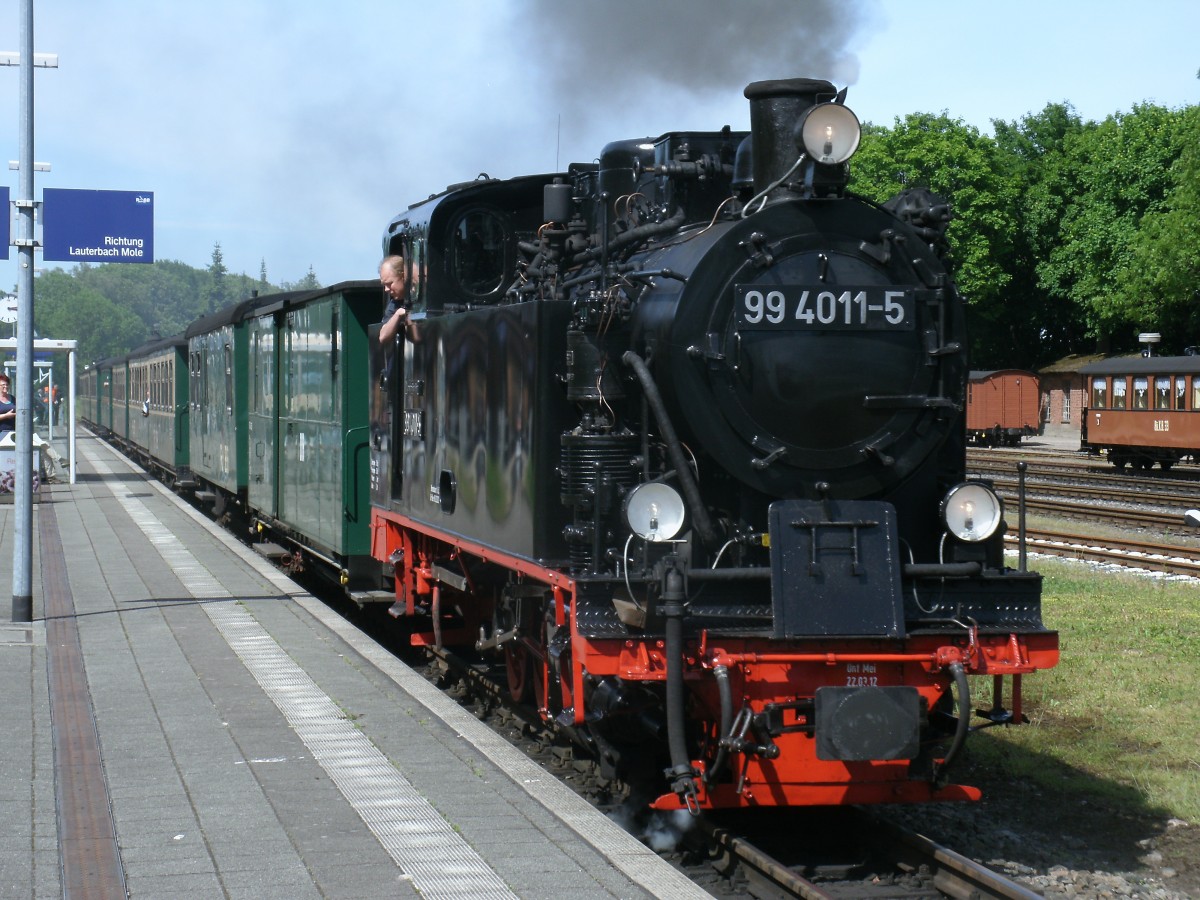 99 4011 kam mit dem P106 aus Ghren,am 05.Juni 2013,in Putbus an.