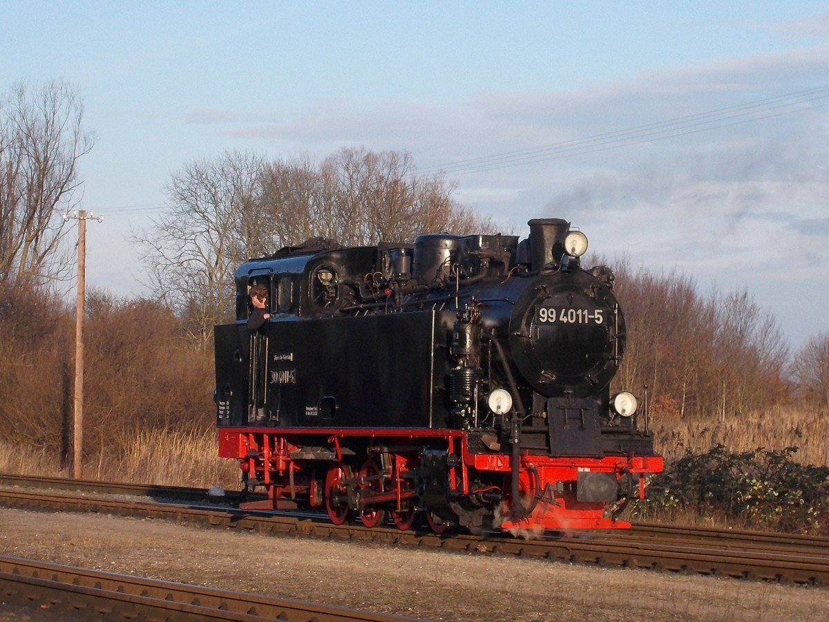 99 4011 unterwegs,am 19.Dezember 2015,ohne Schnee,in Putbus.