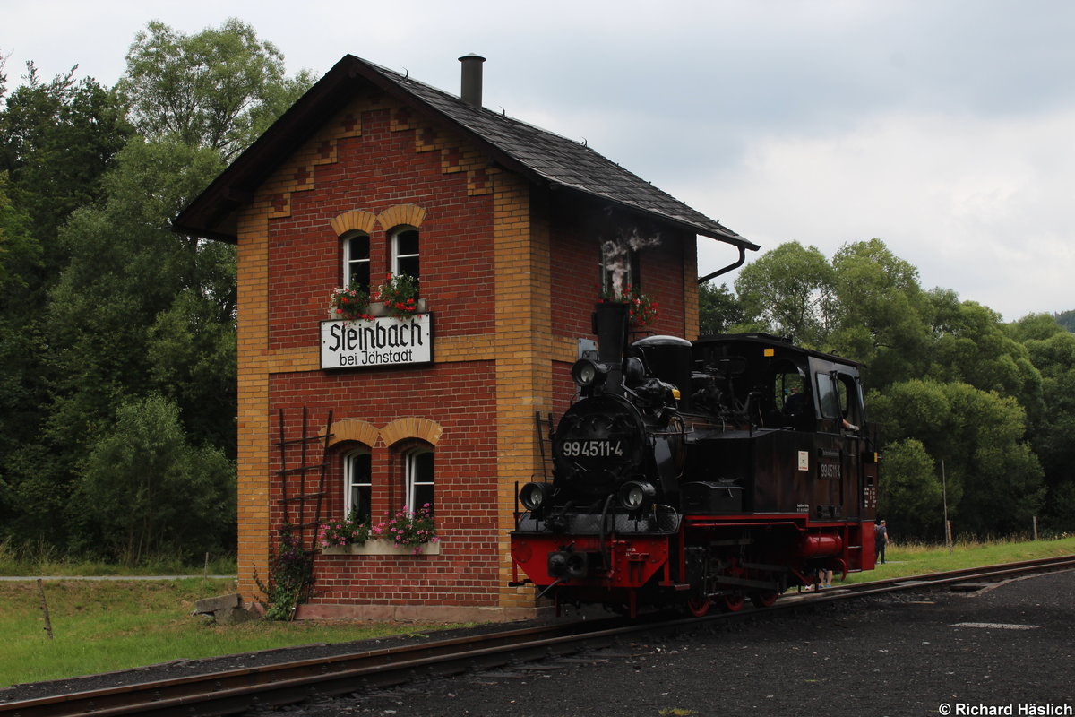 99 4511-4 alias  Meppel  hat gerade ihren Zug abgekoppelt und holt jetzt am Wasserhäuschen in Steinbach Wasser.