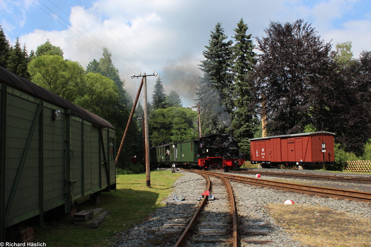 99 4511-4 alias  Meppel  zieht den P 14115 die letzten MEter der Steigung in den Bahnhof Schlössel. Ich stande auf einem Abstellgleis das nicht befahren wurde an diesem Tag.