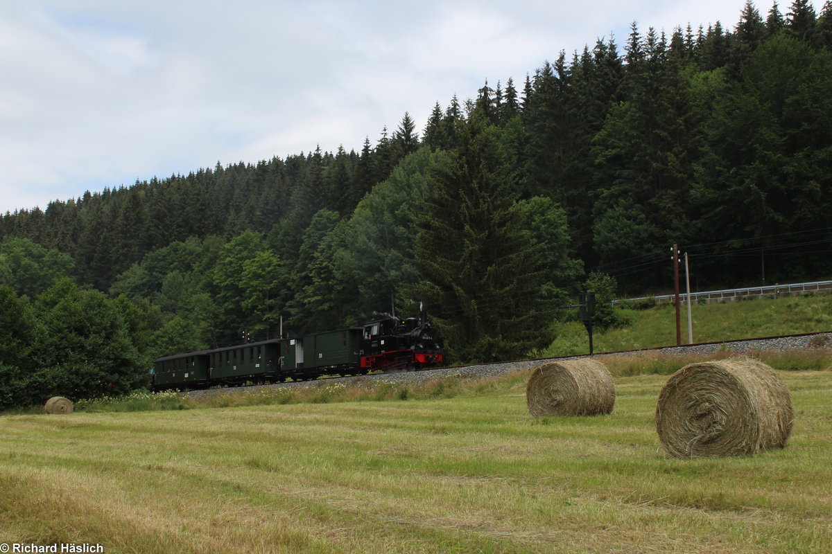 99 4511-4 beschleunigt kurz den P 14113 und fährt gleich in Schmalzgrube ein.