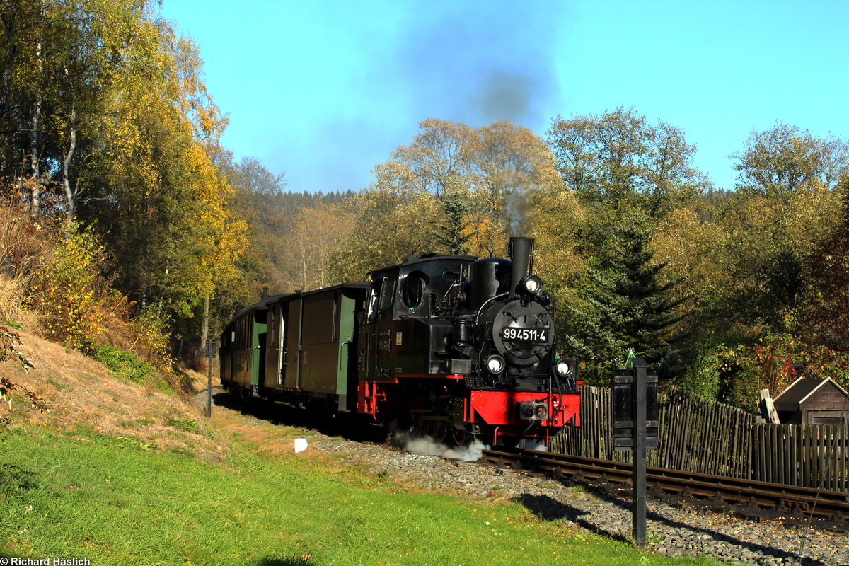 99 4511-4 zieht den P14115 in den Bahnhof von Jöhstadt.