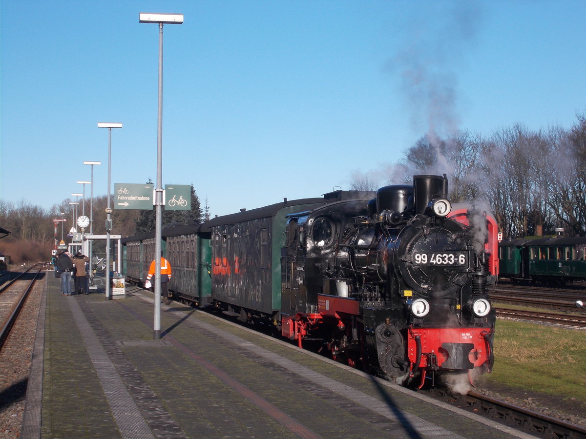 99 4633,am 07.Januar 2018,am Putbuser Gemeinschaftsbahnsteig.