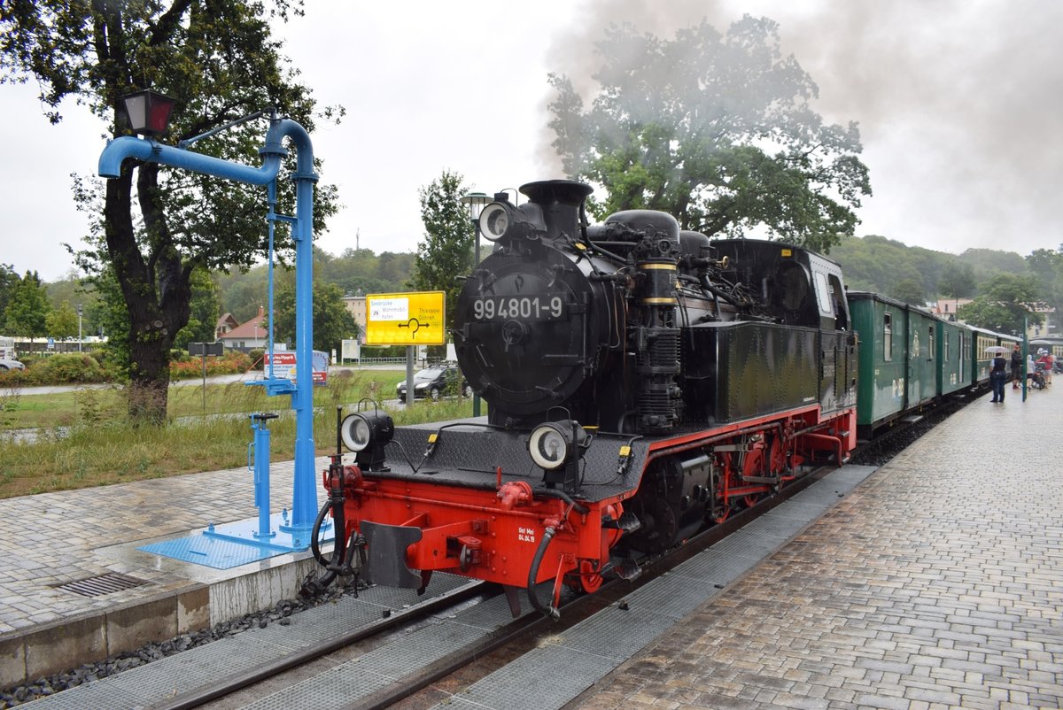 99 4801 wartet am 20.07.2020 mit dem P 106 in Sellin-Ost auf Weiterfahrt nach Putbus.