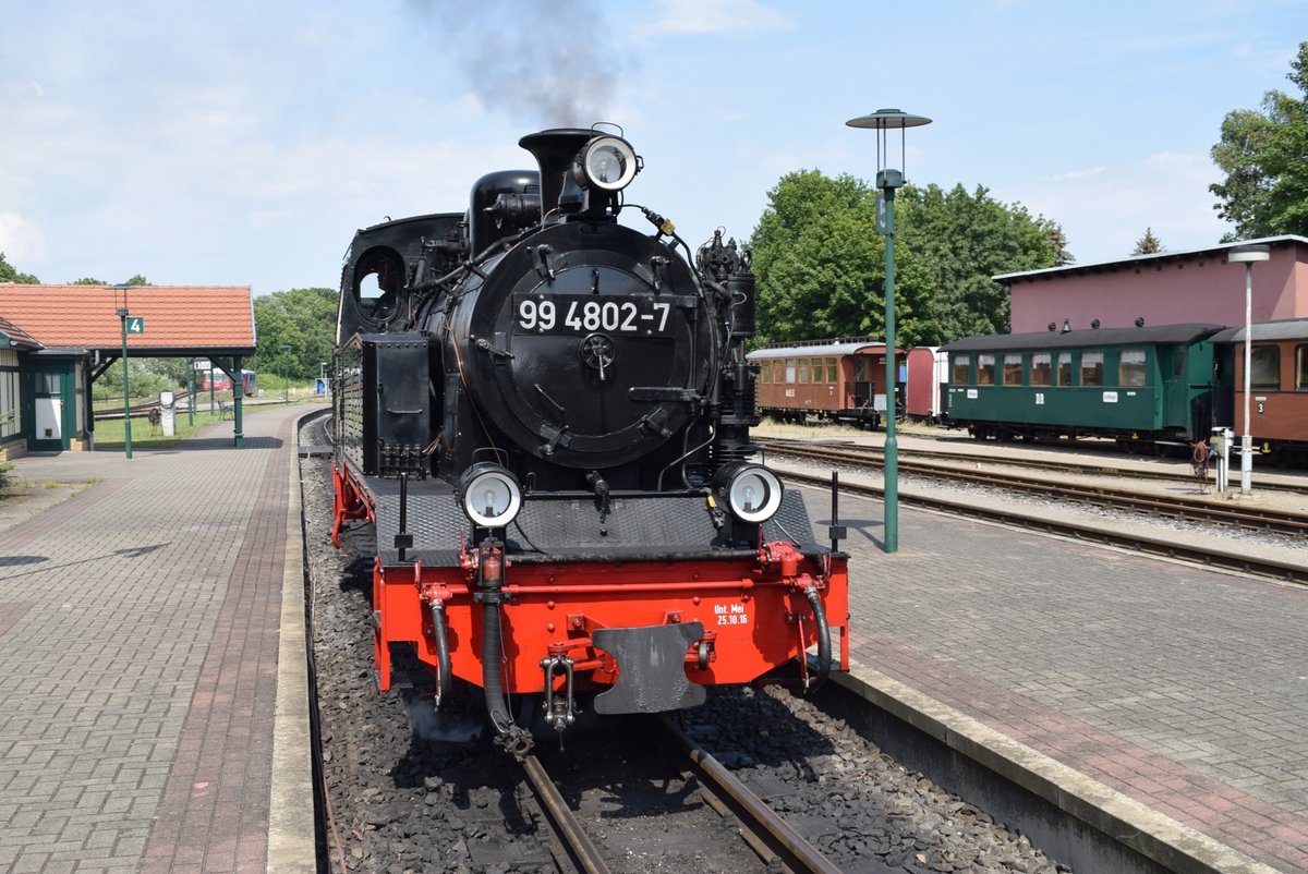 99 4802 am 19.07.2020 im Bahnhof Putbus.