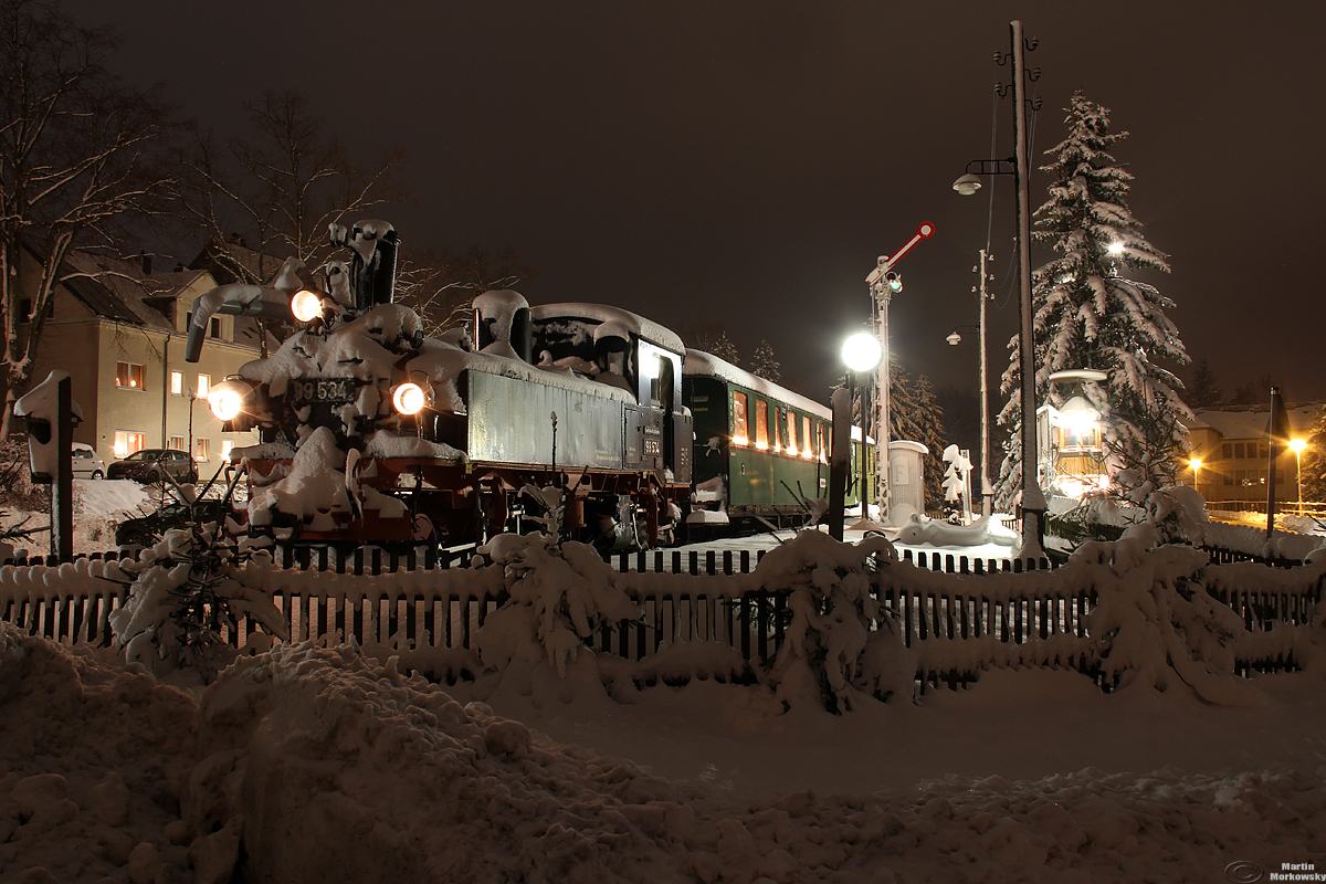 99 534 als Denkmallok in Geyer-Tannenberg am 15.12.2018
