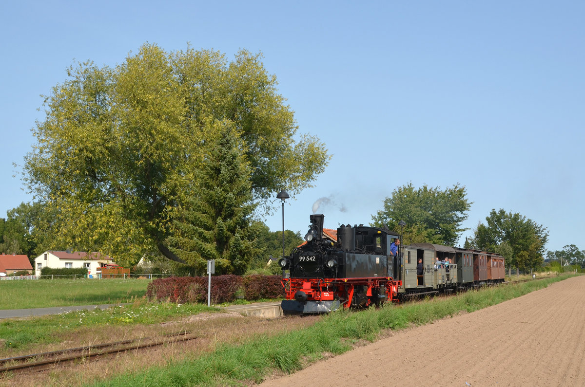 99 542 passiert mit ihrem Personenzug nach Kemmlitz ohne Halt den Haltepunkt Schweta Gasthof.