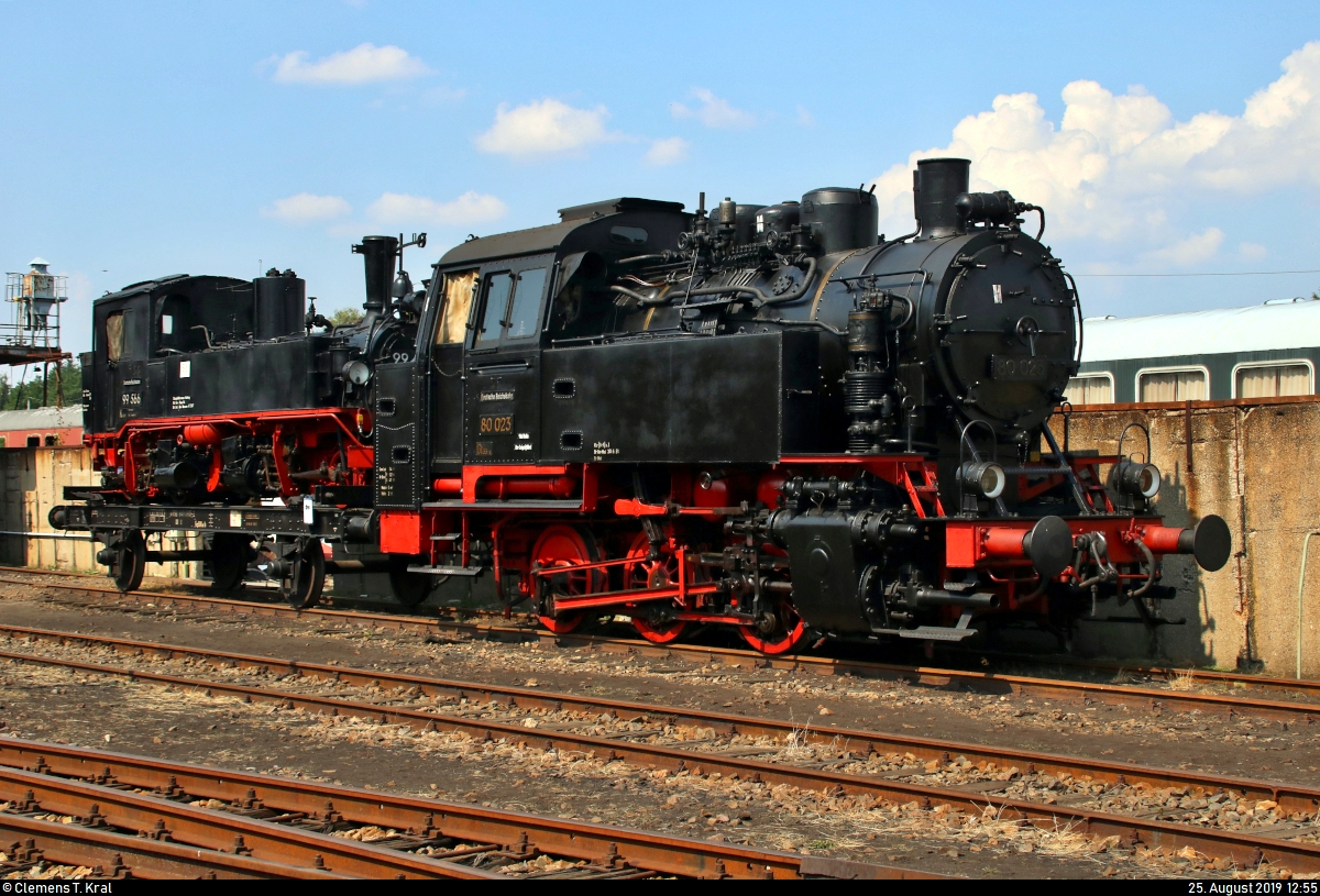99 566, auf einem Flachwagen stehend, und 80 023 des Verkehrsmuseums Dresden, betreut vom Sächsischen Eisenbahnmuseum Chemnitz-Hilbersdorf e.V. (SEM), stehen anlässlich des 28. Heizhausfests im SEM.
[25.8.2019 | 12:55 Uhr]