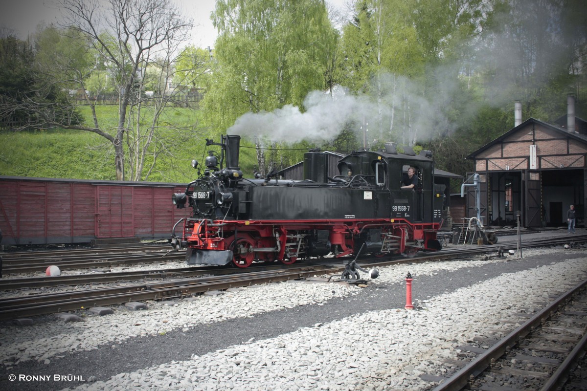 99 568 ist am 20.05.2013 im Bahnhof Jhstadt auf dem Weg zur Kohlung, nachdem Sie Ihren Personenzug planmig nach Jhstadt gebracht hat.