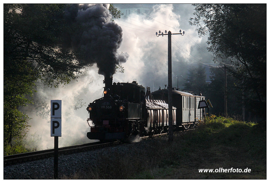 99 568 hat mit einem Fotogterzug am frhen Morgen des 04. Oktober 2013 soeben den Bahnhof Schmalzgrube verlassen.