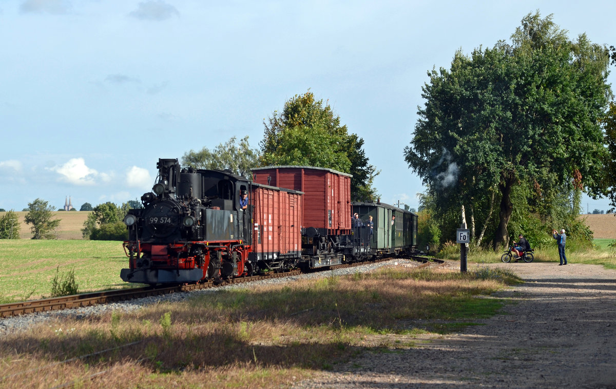99 574 erreicht mit dem GmP von Oschatz nach Mügeln am 10.09.17 den Bahnhof Naundorf.