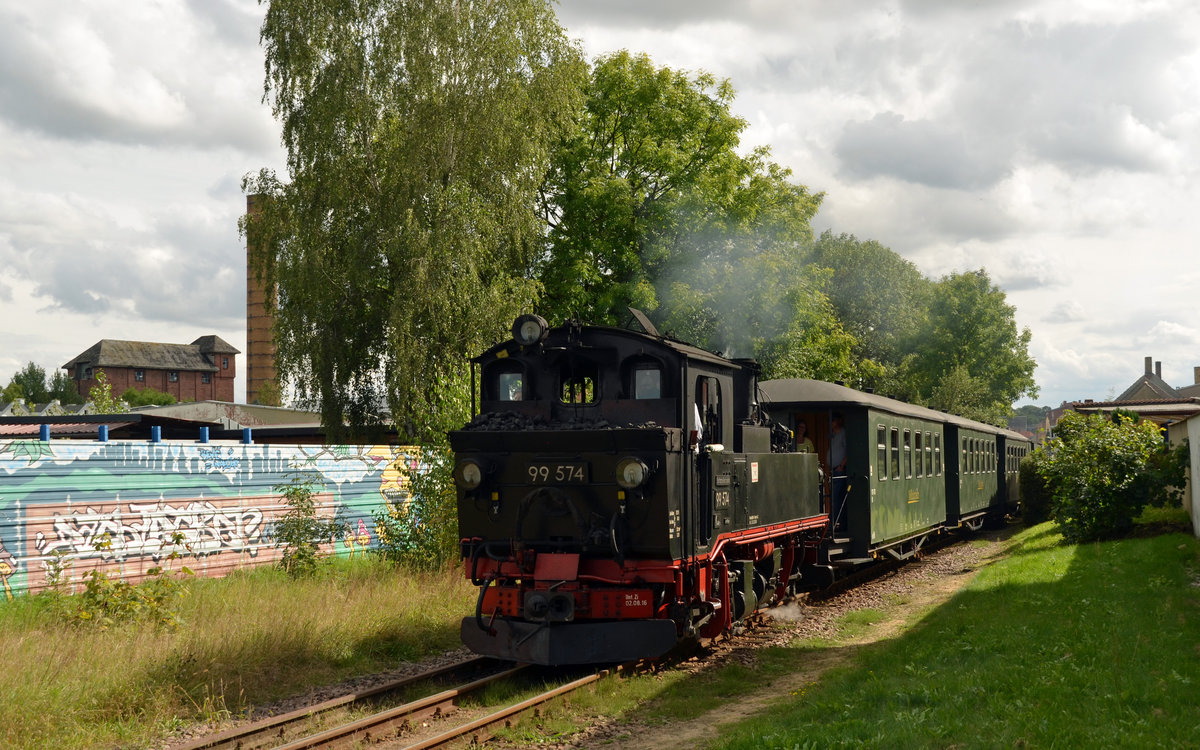 99 574 passiert auf der Fahrt nach Oschatz am 10.09.17 die dortigen Hinterhöfe.