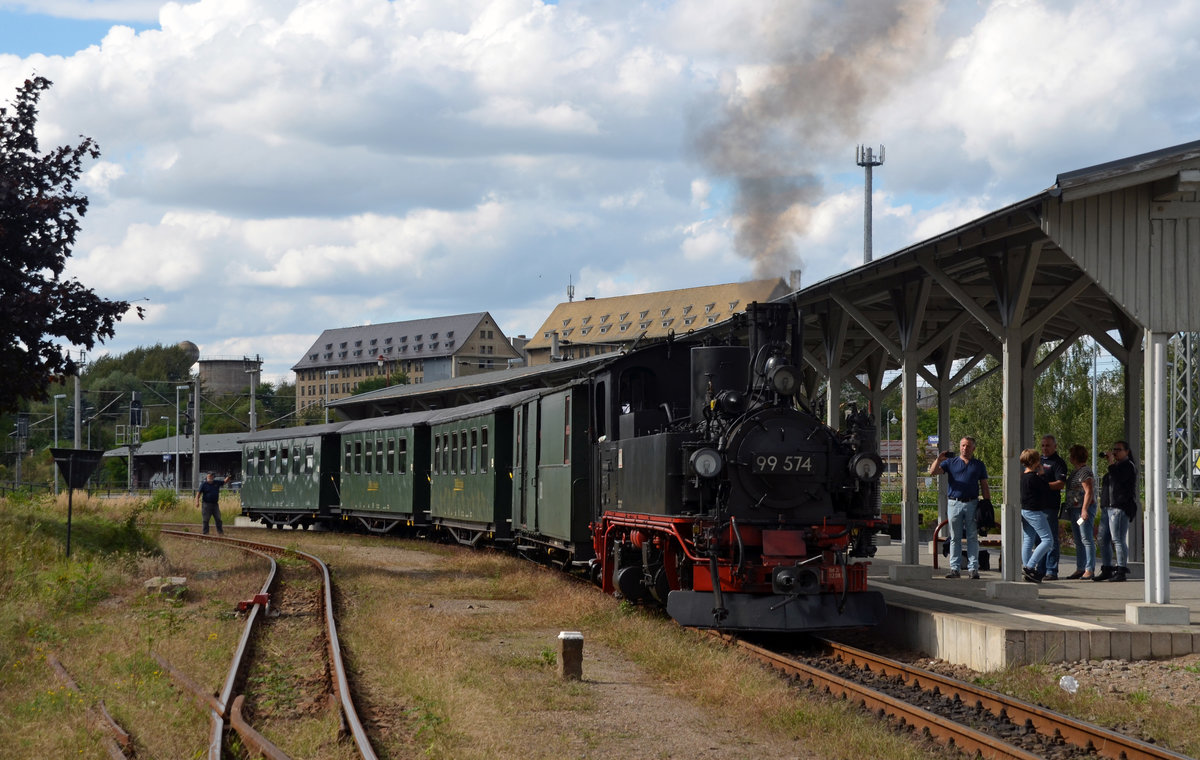 99 574 wartet am 10.09.17 im Bahnhof Oschatz auf die Abfahrt Richtung Mügeln.