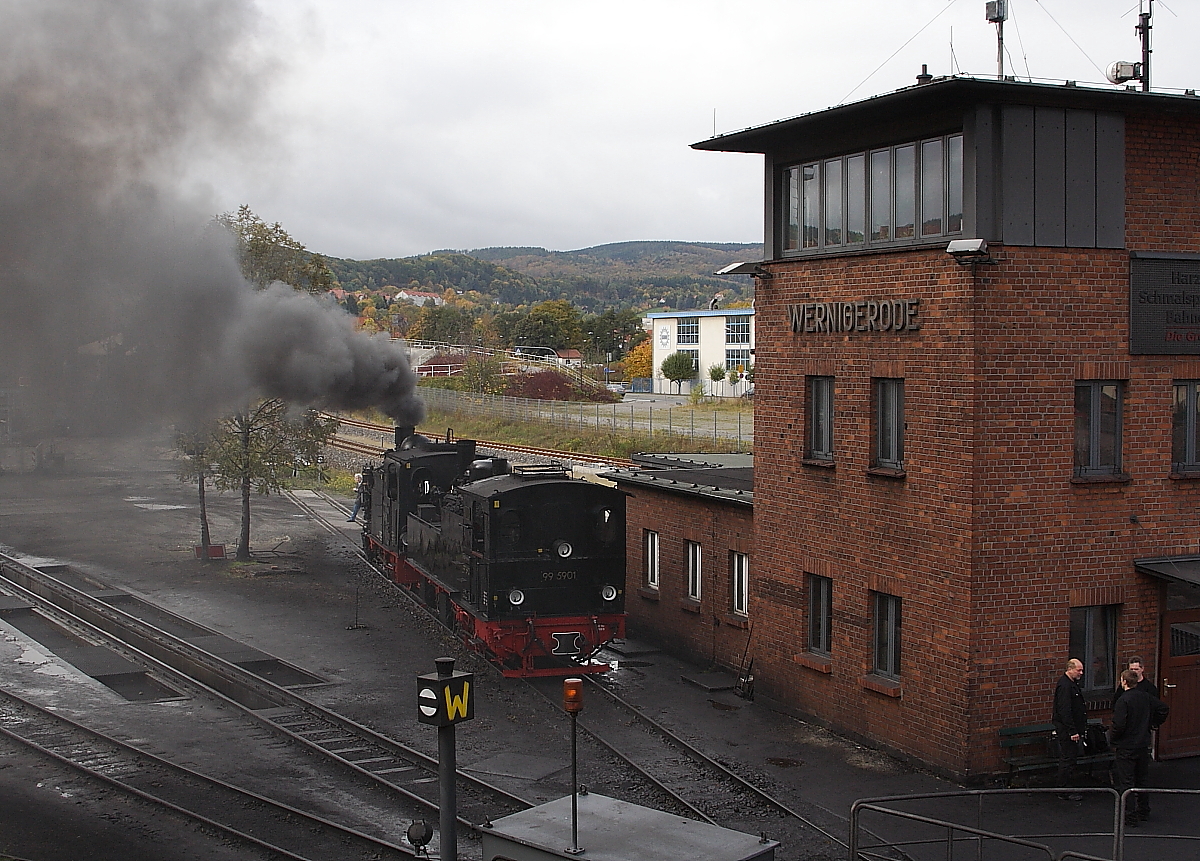 99 5901 und 99 6101 am Mittag des 18.10.2013 im Bw Wernigerode, aufgenommen von der Aussichtsplattform des Bahnhofes aus. 99 5901 wird in Krze einen Sonderzug der Interessengemeinschaft Harzer Schmalspurbahnen (IG HSB) zum Brocken bernehmen.