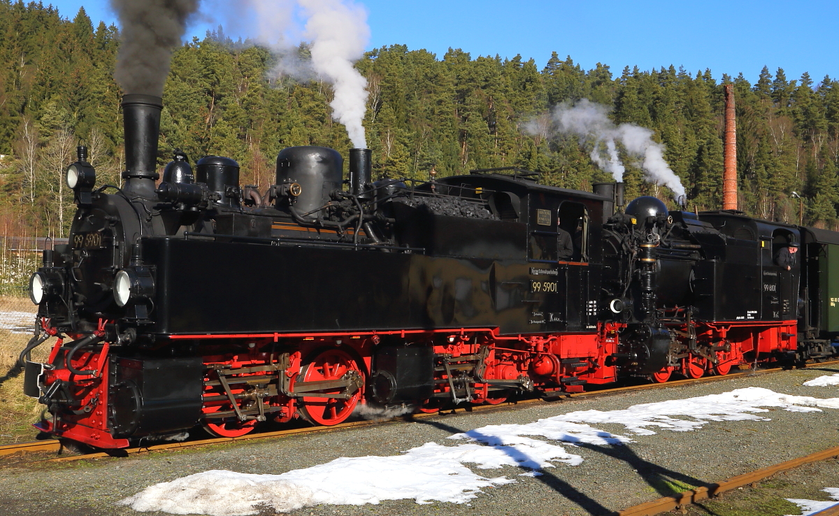 99 5901 und 99 6101 am 14.02.2015 kurz nach dem Eintreffen mit IG HSB-Sonder-PmG im Haltepunkt Silberhütte (Anhalt).